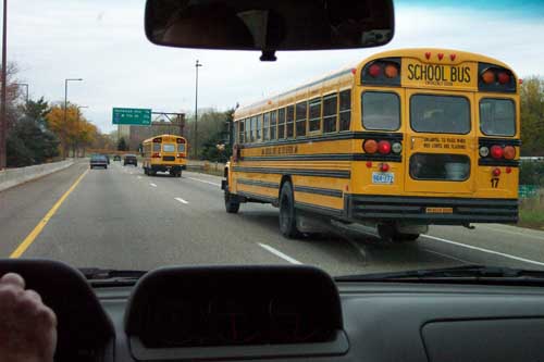 Ja, de gele schoolbus - zien we ook niet elke dag in Holland. Hier wordt je er mee doodgegooid!